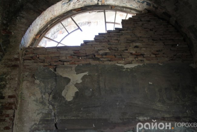 Було – стало: один з найкрасивіших католицьких храмів Волині, який «живе» зі снарядом у стіні. ФОТО
