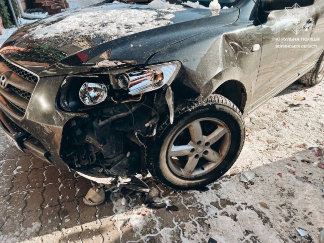 У Луцьку автомобіль наїхав на авто, яке встановлене як рекламна інсталяція