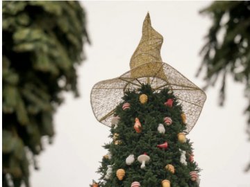 З головної ялинки України знімуть «скандальний» казковий капелюх