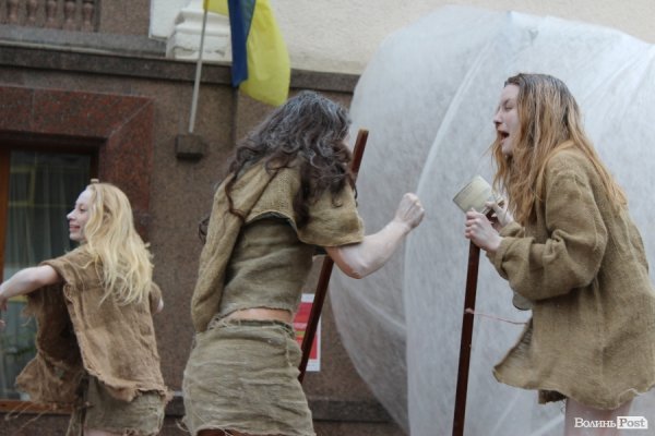 Експериментальний білоруський театр епатував луцьку публіку. ФОТО. ВІДЕО