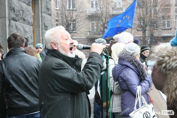 Студенти СНУ мітингували під головним корпусом. ФОТО