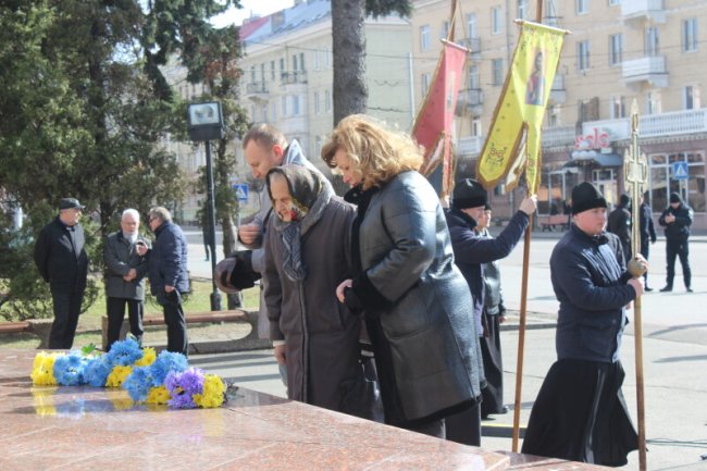  Квіти біля пам’ятника і хвилина мовчання: лучани вшанували Тараса Шевченка. ФОТО