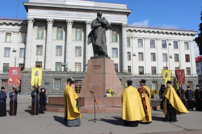  Квіти біля пам’ятника і хвилина мовчання: лучани вшанували Тараса Шевченка. ФОТО
