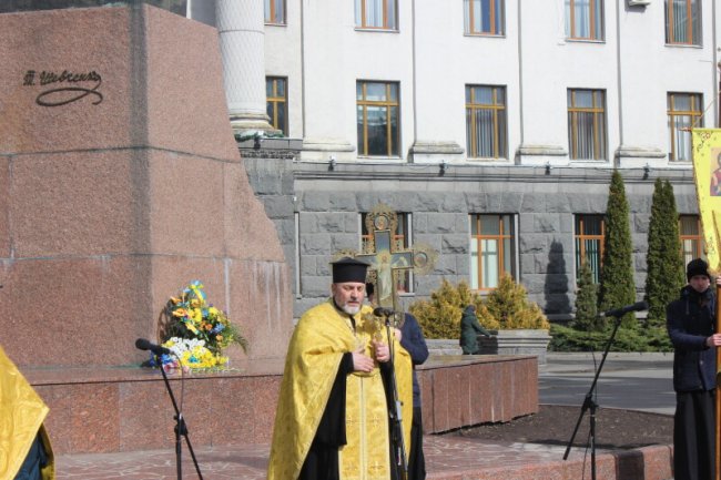  Квіти біля пам’ятника і хвилина мовчання: лучани вшанували Тараса Шевченка. ФОТО