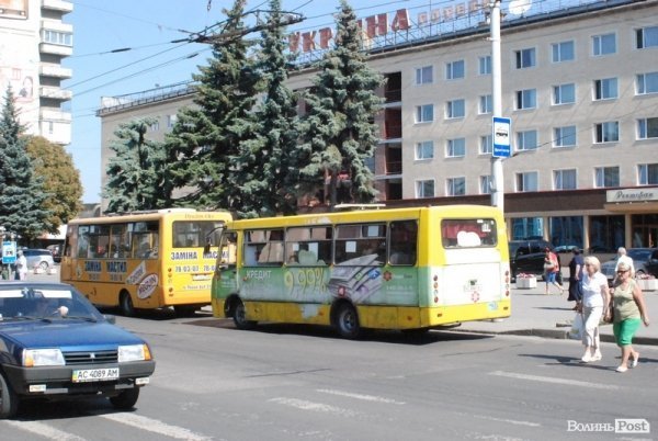 У центрі Луцька «переселили» зупинку. ФОТО