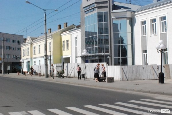 Зупинка біля суду