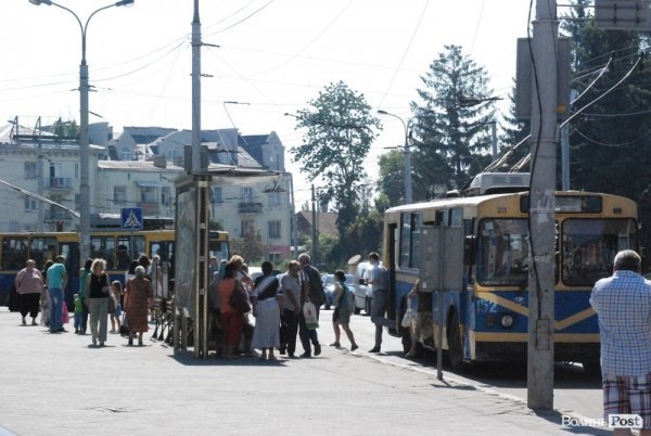 У центрі Луцька «переселили» зупинку. ФОТО