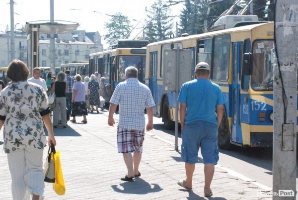 У центрі Луцька «переселили» зупинку. ФОТО