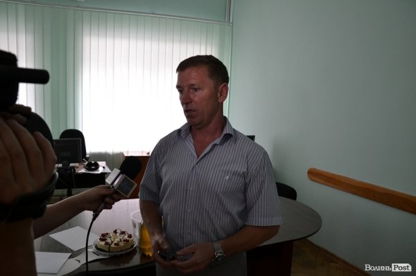 Екс-депутат приніс могорич у Луцьку міськраду. ФОТО