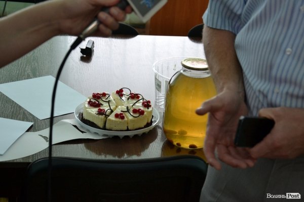 Екс-депутат приніс могорич у Луцьку міськраду. ФОТО