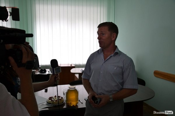 Екс-депутат приніс могорич у Луцьку міськраду. ФОТО