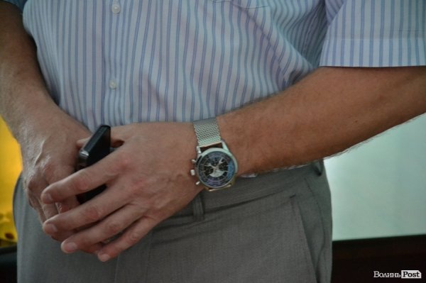 Екс-депутат приніс могорич у Луцьку міськраду. ФОТО