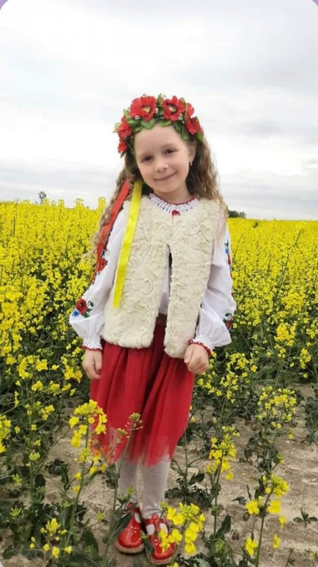 Донечка полеглого Героя з Волині збирає гроші на ЗСУ малюнками