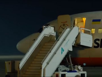 Евакуація українців з Китаю: літак приземлився у Борисполі на дозаправку