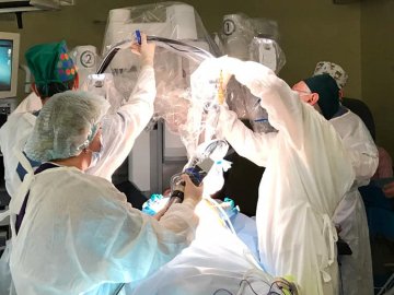 У львівській лікарні зробили унікальну операцію з допомогою робота-хірурга. ФОТО