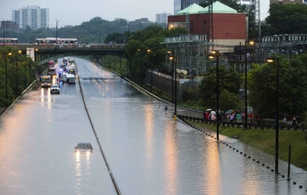 Як тонуло канадське Торонто. ФОТО