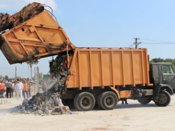 Лучани скаржаться на сміттєвози, які забруднюють двори 