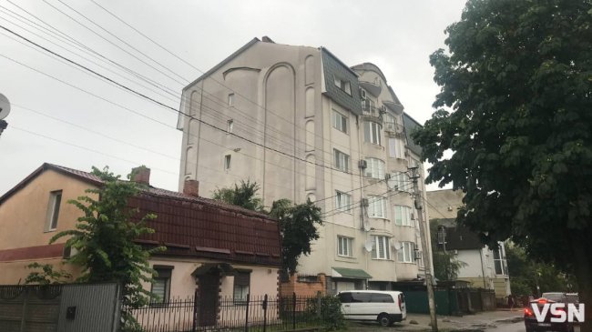 У центрі Луцька під час негоди зірвало дах з багатоповерхівки. ФОТО