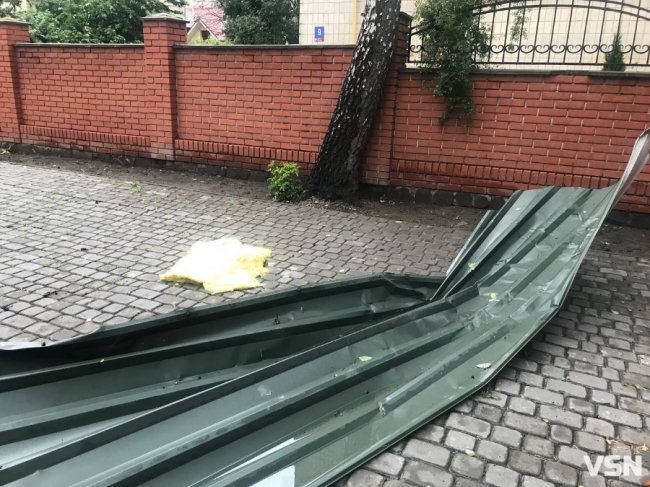У центрі Луцька під час негоди зірвало дах з багатоповерхівки. ФОТО