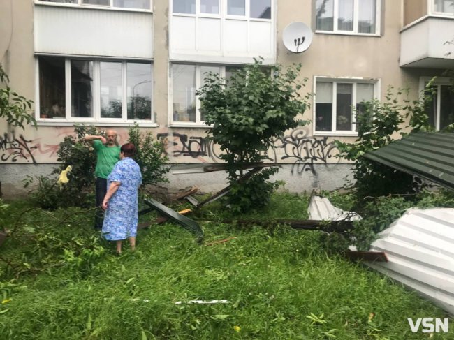 У центрі Луцька під час негоди зірвало дах з багатоповерхівки. ФОТО