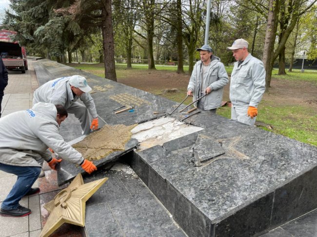 У Луцьку розпочали демонтаж радянської символіки на меморіалі Вічної Слави