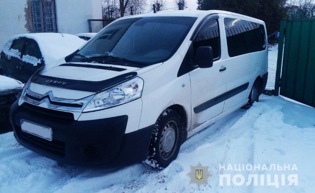 На Волині у чоловіка в авто знайшли деревину без документів. ФОТО