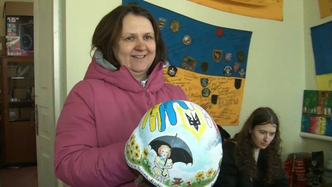 На Волині діти розмальовують гільзи та уламки ракет. ФОТО