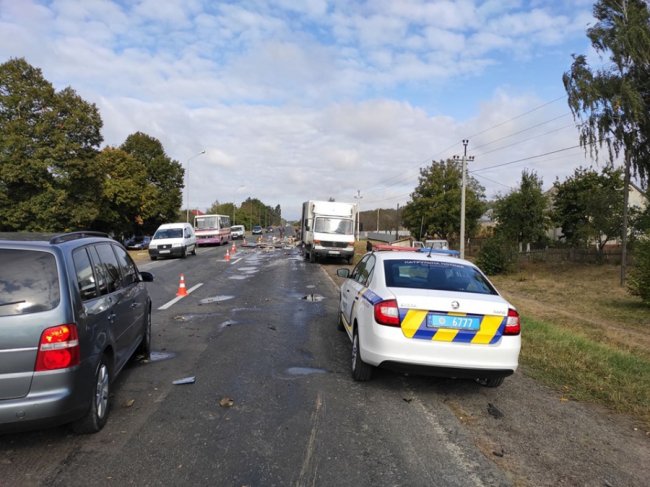 На Волині бус влетів у вантажівку з продуктами. ФОТО