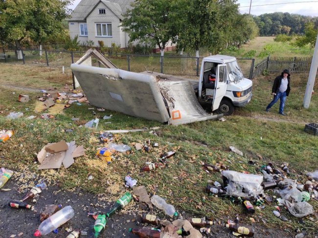 На Волині бус влетів у вантажівку з продуктами. ФОТО