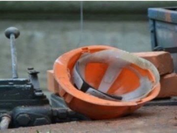 У Луцьку на будівництві чоловік випав з четвертого поверху: зараз він – у реанімації 