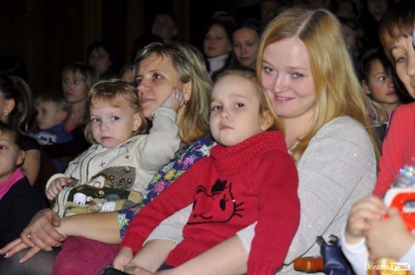 Ведмеді, зайчики і танцюючі ялинки: у Луцьку діткам влаштували новорічну казку