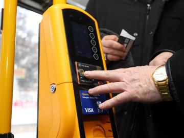 Луцьк переходить на безготівкову оплату проїзду у міському транспорті 