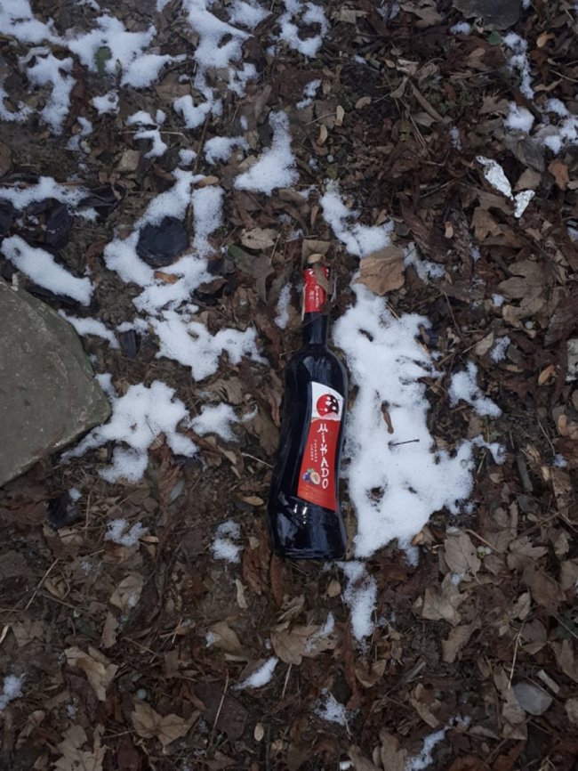 В місті на Волині люди викидають сміття просто під парканом церкви. ФОТО