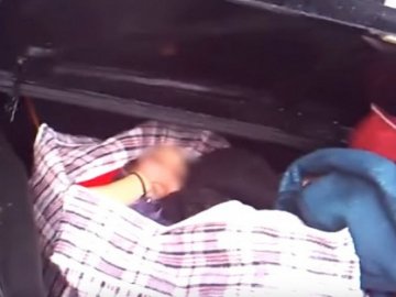 В Україну намагалися завезти дівчину, сховавши в сумці