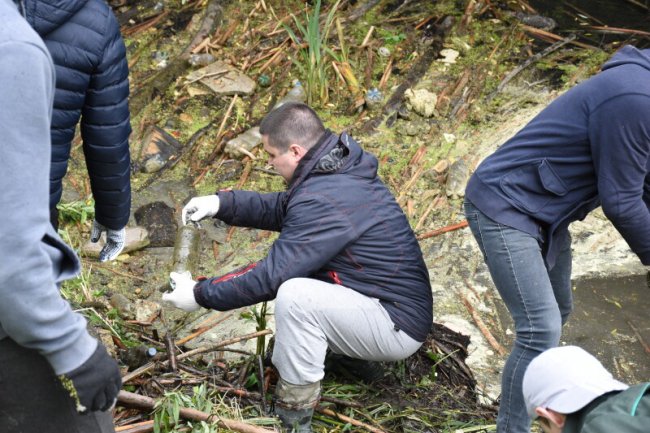 Через сміття не було протоку води: у Луцьку очистили русло Сапалаївки 