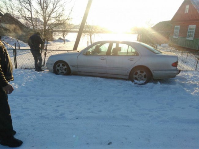 На Волині Mercedes «врізався» в стовп. ФОТО