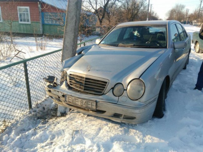 На Волині Mercedes «врізався» в стовп. ФОТО