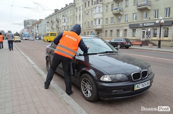 У Луцьку «Автомайдан» вчив водіїв паркуватися. ФОТО