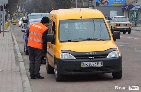 У Луцьку «Автомайдан» вчив водіїв паркуватися. ФОТО