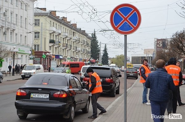 У Луцьку «Автомайдан» вчив водіїв паркуватися. ФОТО