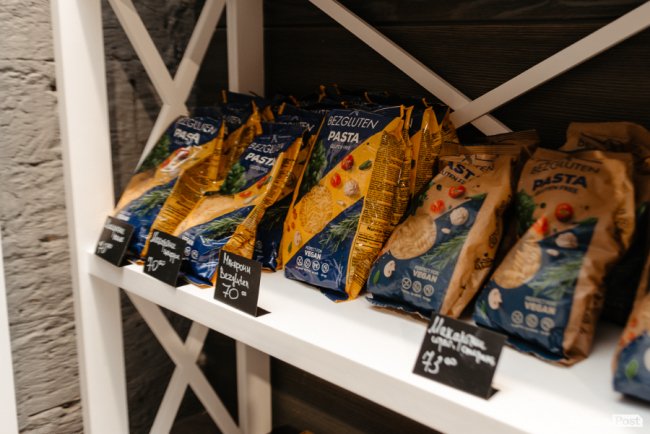 Час небанальних і красивих подарунків: де у Луцьку купити набори із корисних смаколиків*