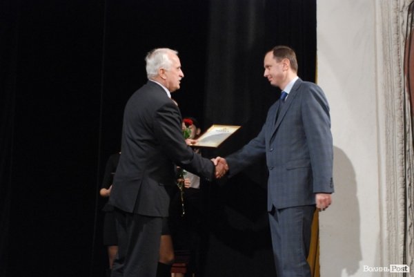 На День закоханих бізнесменам Луцька «подарували» «батіг і пряник». ФОТО