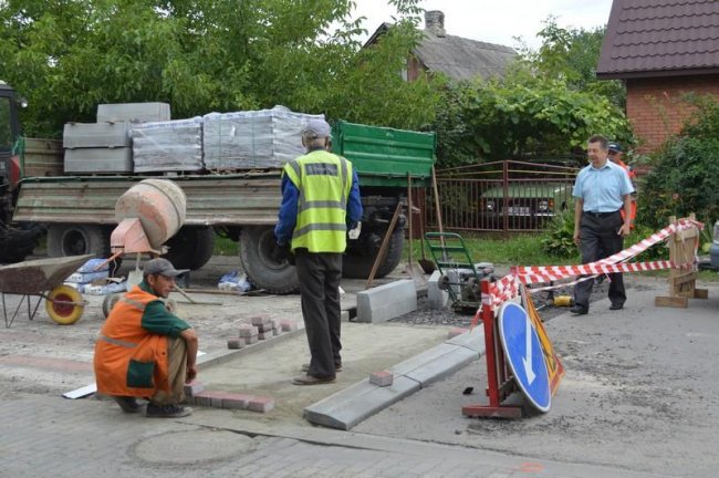 «Лежачий поліцейський» та нова розмітка біля шкіл: дороги Ковеля готують до навчального року. ФОТО