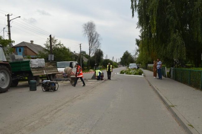 «Лежачий поліцейський» та нова розмітка біля шкіл: дороги Ковеля готують до навчального року. ФОТО