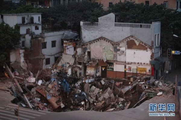 У Китаї під землю провалилися багатоповерхівки. ФОТО. ВІДЕО