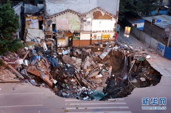 У Китаї під землю провалилися багатоповерхівки. ФОТО. ВІДЕО