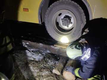 На Волині водій шкільного автобуса поїхав на червоне світло та зіткнувся з потягом