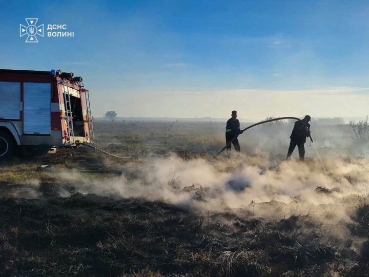 На Волині понад добу горить майже 3 гектари торфу. ФОТО