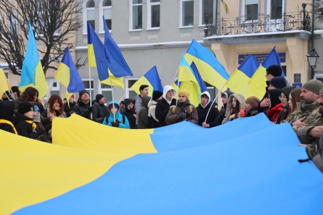 Лучани розгорнули 200-метровий прапор у День Соборності України. ФОТО