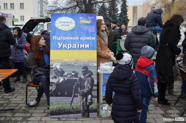 Лучани їли куліш, щоб допомогти волинським військовим. ФОТО